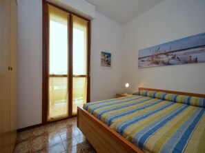 2 bedrooms, bed sheets