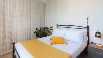 Suite Deluks, pemandangan laut | 1 kamar tidur, kedap suara, setrika/meja setrika, dan Wi-Fi gratis