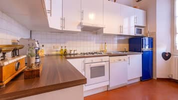 Microonde, forno, lavastoviglie, seggiolone