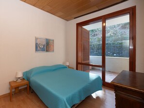 1 bedroom, travel cot, free WiFi, bed sheets