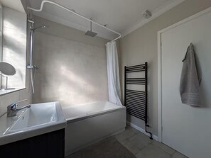 Combined shower/tub, deep soaking tub, towels - House High on The Banks (Gillingham)