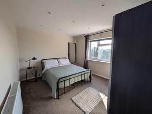 2 chambres, fer et planche à repasser, Wi-Fi gratuit, draps fournis