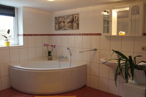 Secadora de cabello, toallas, jabón, papel de baño 