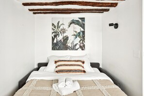 City Studio | Desk, laptop workspace, iron/ironing board, free WiFi