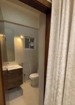 Douche, serviettes fournies, savon, papier de toilette