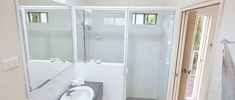 Serviettes fournies, savon, shampoing, papier toilette
