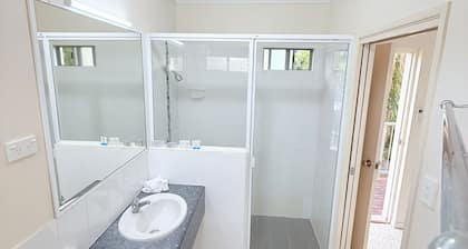 Emu Park Beach resort. Family Rooms for 3 guest.