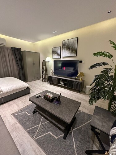 Modern apartment in vibrant Riyadh with WiFi, AC
شقة حديثة في القيروان