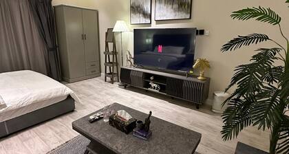 Modern apartment in vibrant Riyadh with WiFi, AC
شقة حديثة في القيروان