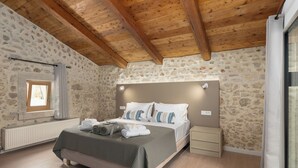 Villa – deluxe, bassengutsikt | 2 soverom, lydisolert, strykejern/-brett og wi-fi (inkludert)