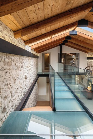 Vila luxo, vista para a piscina | Área de estar | TV de tela plana, lareira