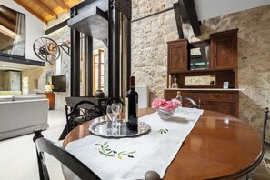 Deluxe Villa, Pool View | In-room dining