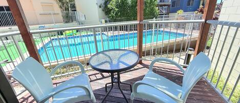 Una piscina al aire libre, una piscina climatizada