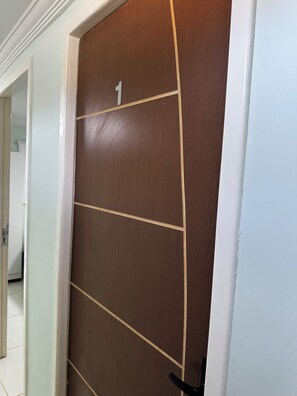 Sistema de insonorización, tabla de planchar con plancha y wifi gratis