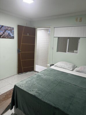 Sistema de insonorización, tabla de planchar con plancha y wifi gratis