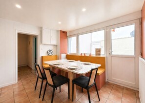 House | Private kitchen | Full-sized fridge, microwave, oven, stovetop - Apart'Moment EN GROUPE - Le Cocon du Haut-Pont (Saint-Omer)
