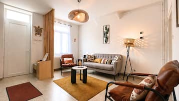 House | Living area | 110-cm Smart TV with digital channels, Netflix, streaming services