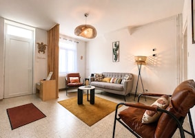 Casa | Zona de estar | Smart TV de 110 cm con canales digitales, Netflix
