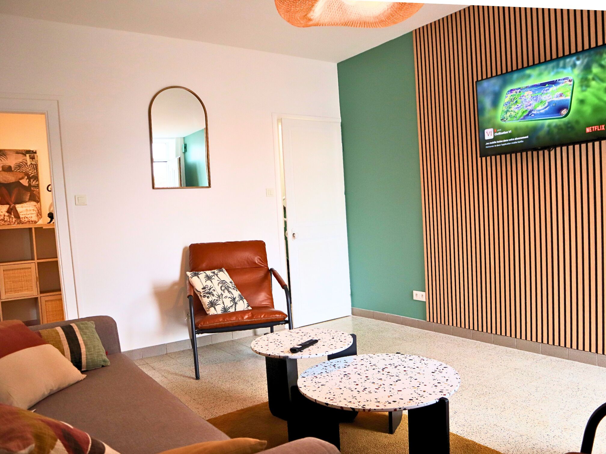 Ferienhaus | Wohnbereich | 110-cm-Smart-TV mit Digitalempfang, Netflix, Streaming-Dienste