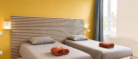 Casa | Cortinas blackout, tabla de planchar con plancha y wifi gratis