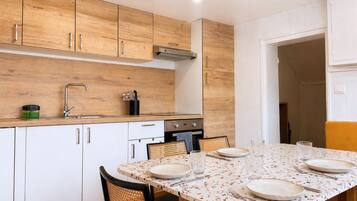 House | Dapur peribadi | Peti sejuk/penyejuk beku saiz penuh, ketuhar gelombang mikro, ketuhar