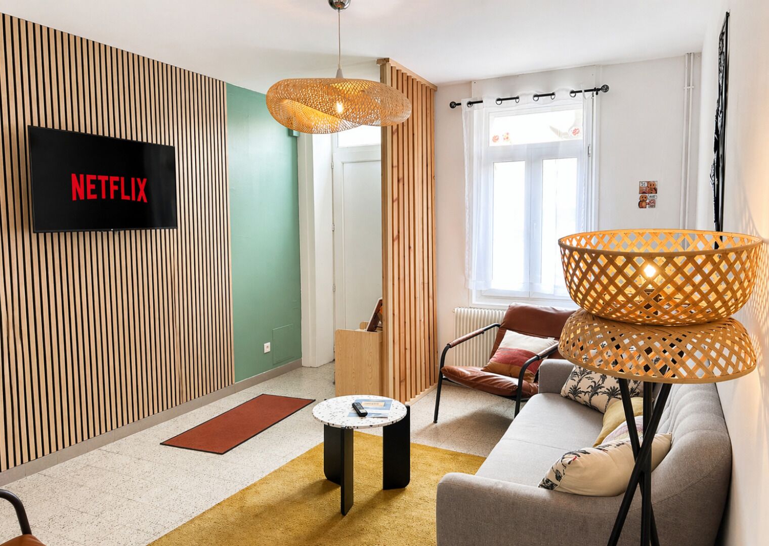 Huis | Woonruimte | Een 110-cm smart-tv met digitale zenders, Netflix en streamingdiensten