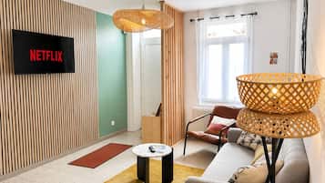 Smart TV 110 cm con canales de televisión digitales, Netflix