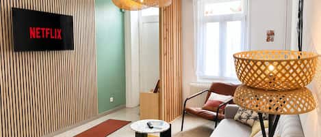 Smart TV 110 cm con canales de televisión digitales, Netflix