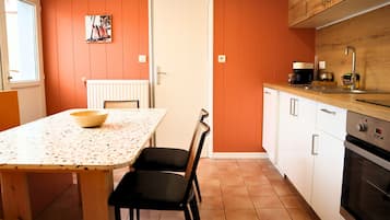 Rumah | Dapur pribadi | Lemari es besar, microwave, oven, dan kompor