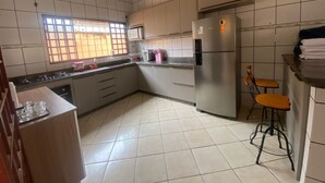 Fridge, microwave, oven, stovetop - Cozy 3/4 House - Air conditioning in 3/4. Garage. (Palmas)