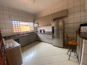 Fridge, microwave, oven, stovetop - Cozy 3/4 House - Air conditioning in 3/4. Garage. (Palmas)
