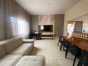 Smart TV, computer monitors - Cozy 3/4 House - Air conditioning in 3/4. Garage. (Palmas)