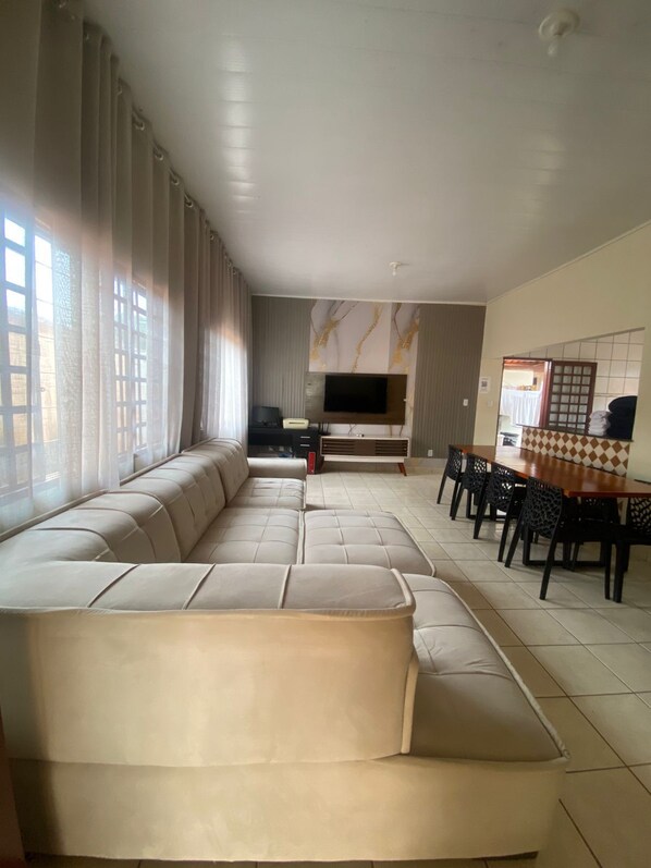 Smart TV, computer monitors - Cozy 3/4 House - Air conditioning in 3/4. Garage. (Palmas)