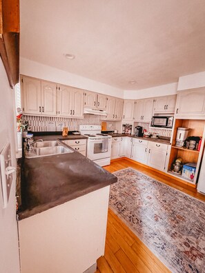 Microwave, oven, stovetop, dishwasher - Boho 3-bedroom apt with fully supplied kitchen, WiFi, AC - Oldest Home in Oswego (Oswego)