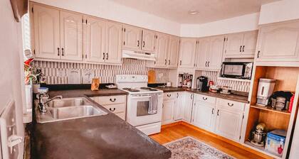 Boho 3-bedroom apt with fully supplied kitchen, WiFi, AC - Oldest Home in Oswego