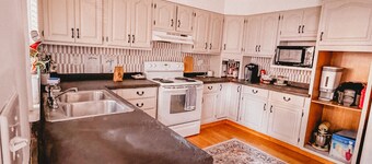 Boho 3-bedroom apt with fully supplied kitchen, WiFi, AC - Oldest Home in Oswego