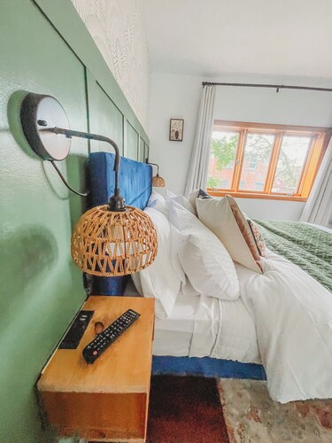 Boho 3-bedroom apt with fully supplied kitchen, WiFi, AC - Oldest Home in Oswego