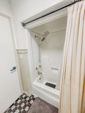 Sèche-cheveux, serviettes fournies, savon, papier toilette