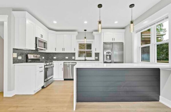 Een koelkast, een microgolfoven, een oven, een vaatwasser