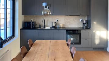 Fridge, dishwasher, coffee/tea maker, cookware/dishes/utensils