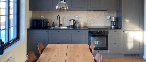 Kylskåp, diskmaskin och kaffe- och tebryggare