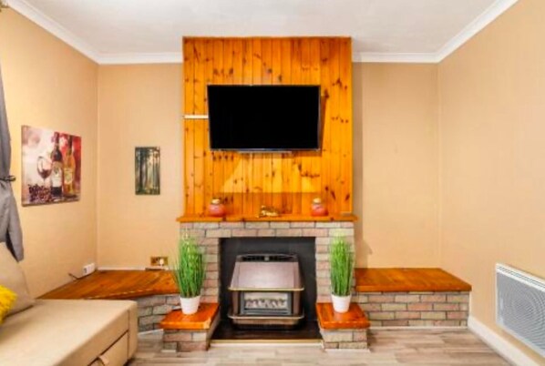 House | Living area | Fireplace - City Home 2bed Wi-fi Garage Parking Free Snacks (Newcastle-upon-Tyne)