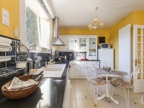 Fridge, microwave, oven, dishwasher - Spacious house in Avranches with garden and parking (Avranches)