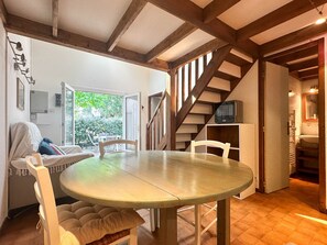 Interior - 2-Bedroom House in La Palmyre with WIFI and Pets Allowed (La Palmyre)