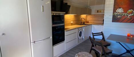 Kjøleskap, mikrobølgeovn, ovn og kokeplater