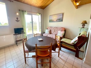 TV - House with garden, 2 bedrooms, parking, near beach and town center (Brem)