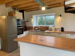 Fridge, microwave, oven, dishwasher - Quiet cottage with wifi and shared pool in nature (Bernay-Neuvy-en-Champagne)