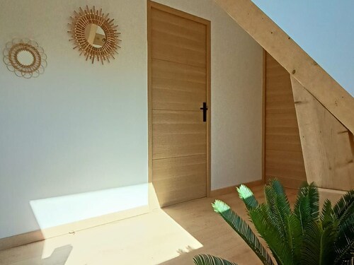 Quiet cottage with wifi and shared pool in nature