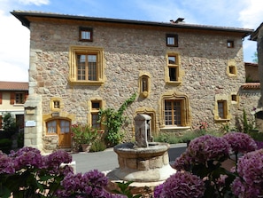 Exterior - Spacious Gîte with Jacuzzi and Pets Allowed, Up to 12 Guests (Le Crozet)