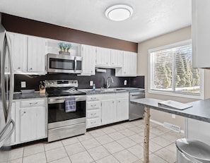 Køleskab, mikrobølgeovn, ovn, kogeplade